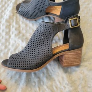 Jessica Simpson chunky heels peeptoe sandals.